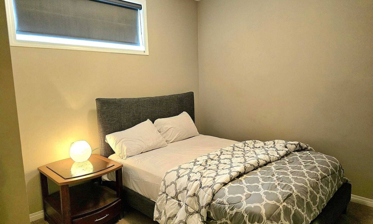 Kincora House | Charming 2-Bedroom Basement Suite: Comfort & Convenience Await in Prime Location