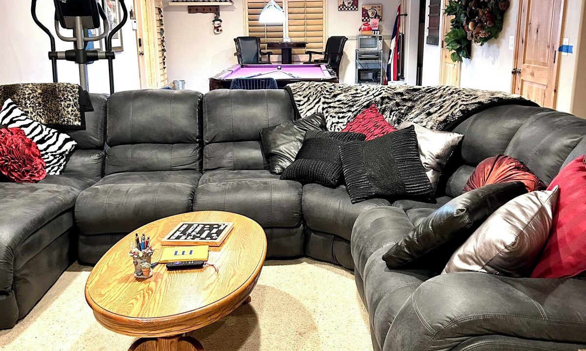Snowbird House | Charming 2 bedroom basement with WiFi kitchenette, pool table in peaceful Murray