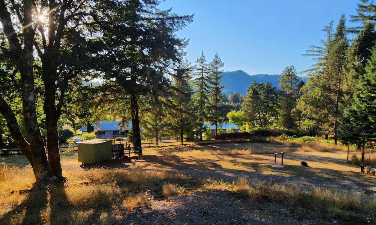 Umpqua House | Charming 2-bedroom bungalow in Wine and Fishing Region
