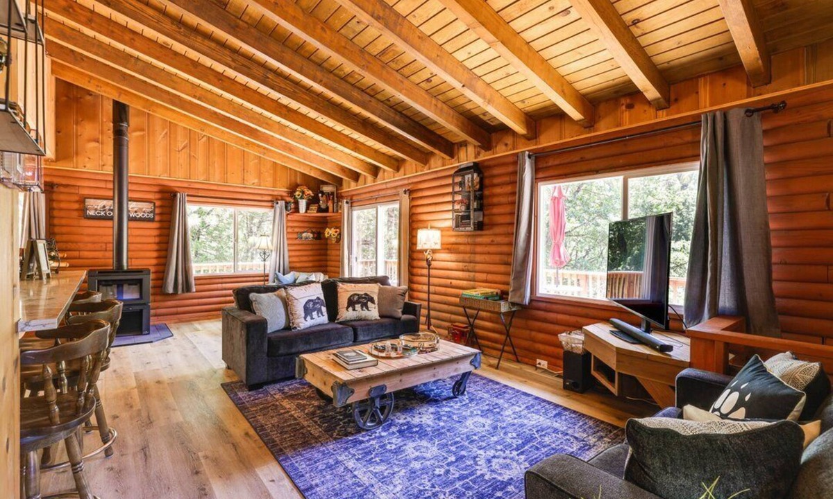 Phoenix Lake-Cedar Ridge Cabin | Charming 2-bedroom cabin in Sonora with WiFi and AC With private lake