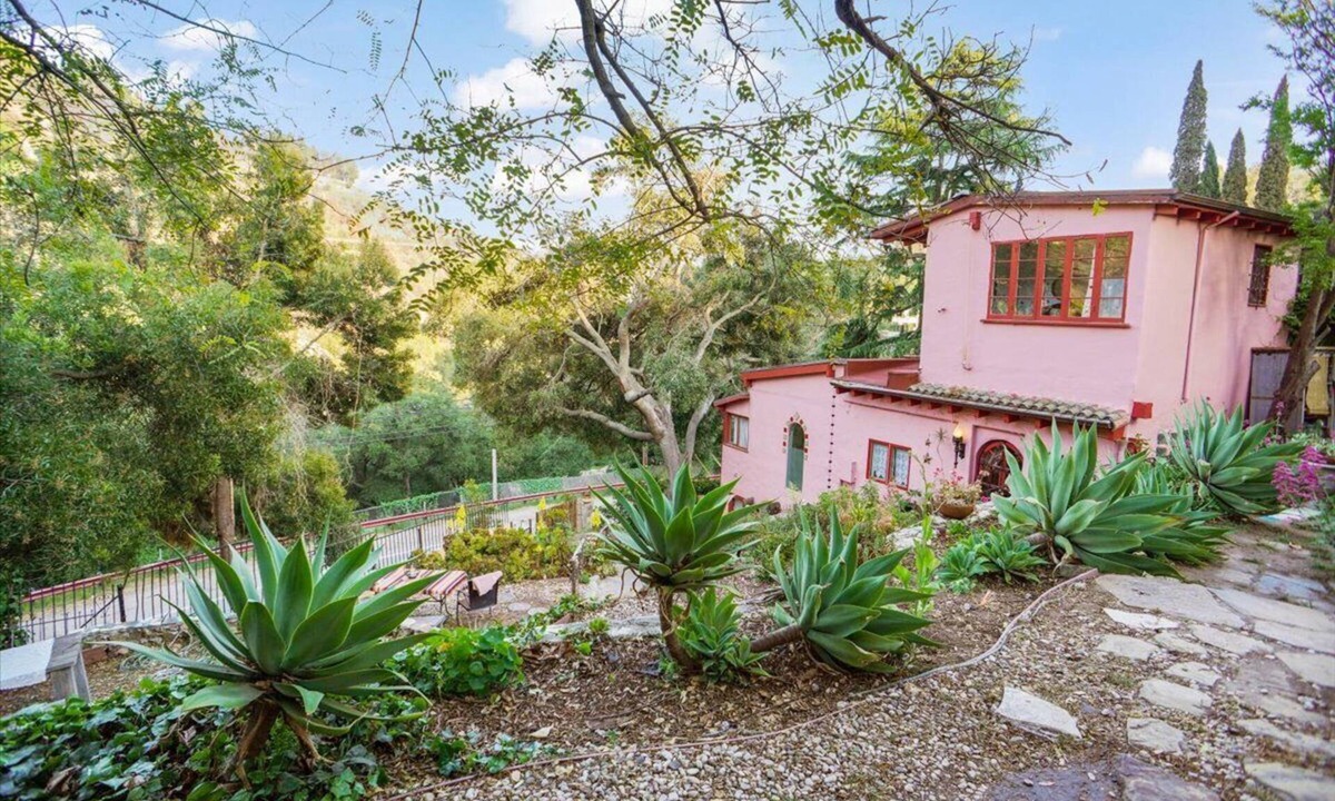 Fernwood House | Charming 2-bedroom chateau with WiFi, fitness room in Topanga