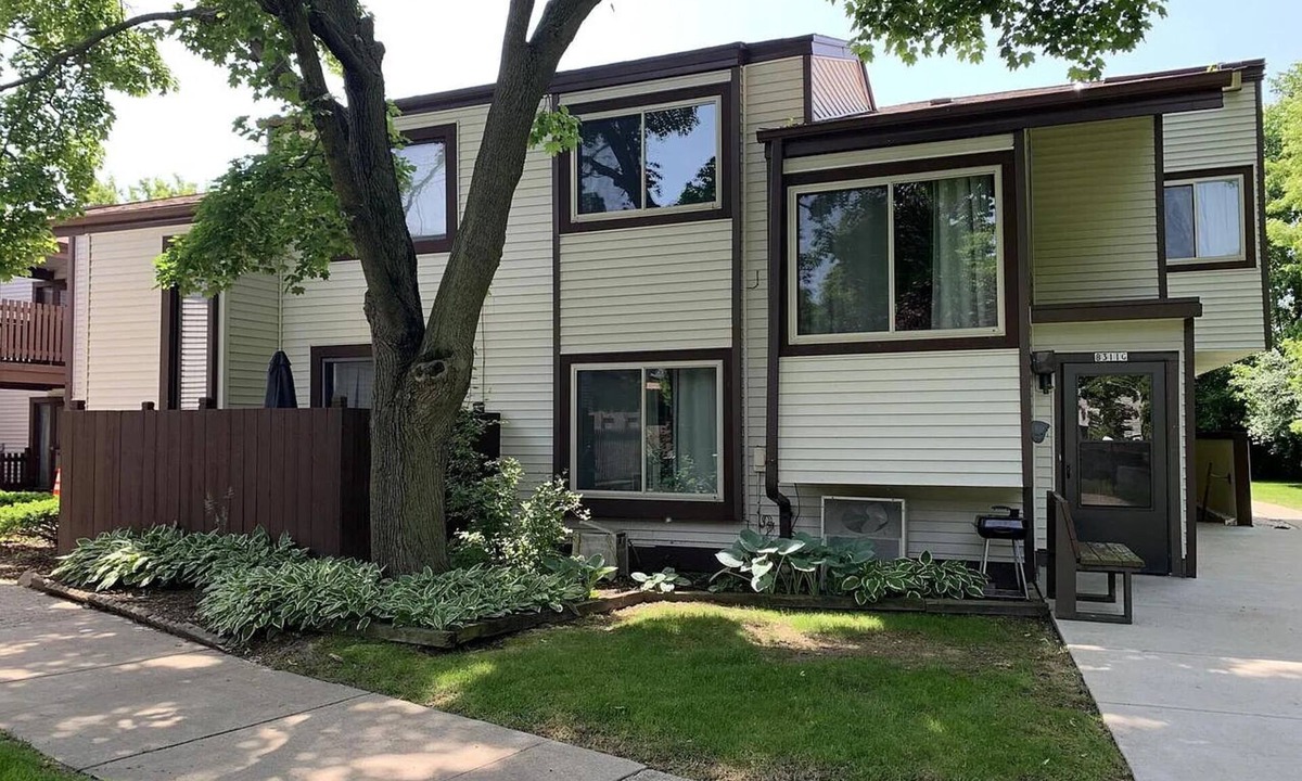Colgate Condo | Charming 2-bedroom condo with AC, WiFi in delightful Suburban Milwaukee