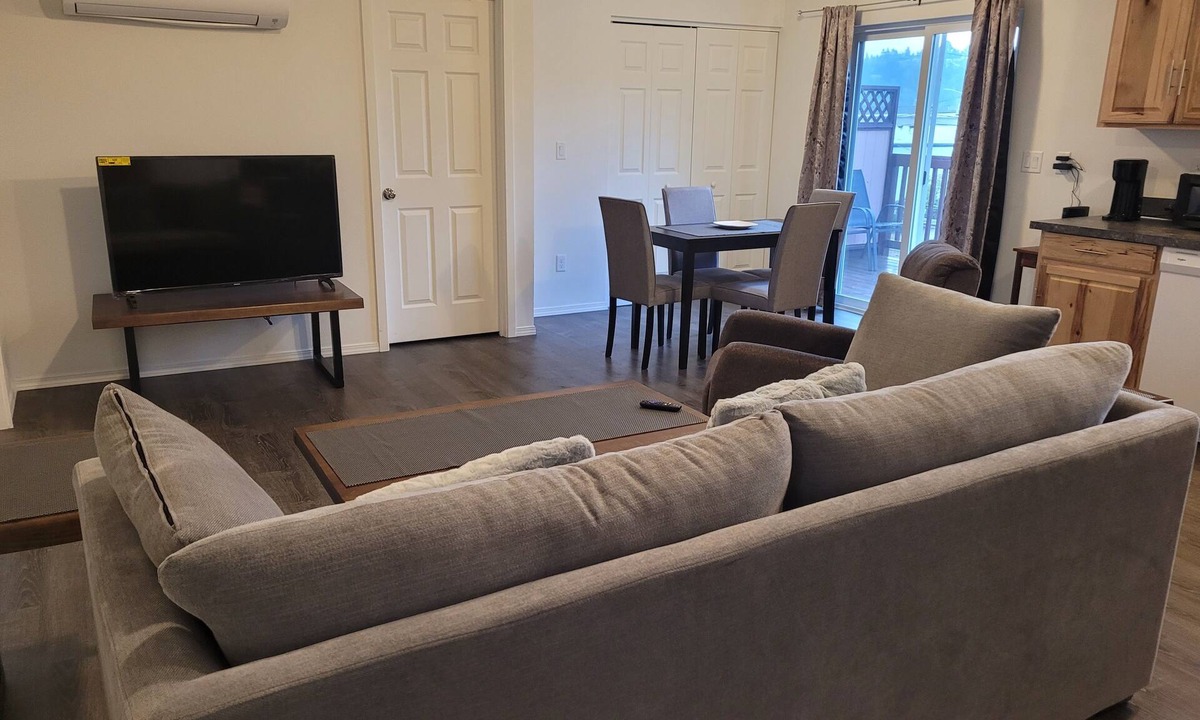 Bunker Hill Condo | Charming 2-bedroom condo in lovely Coos Bay with WiFi, AC
