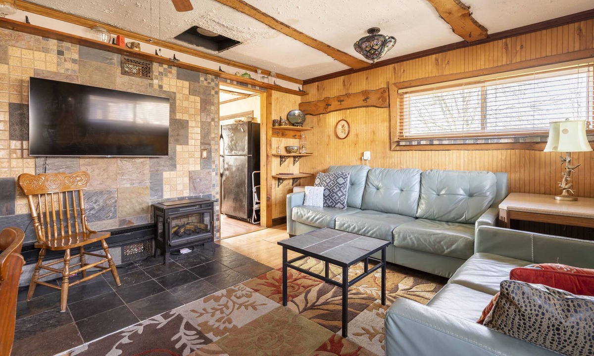 West Columbia Cabin | Charming 2-bedroom Cottage,rural Southern Ohio. Porch & yard. Pet & kid friendly