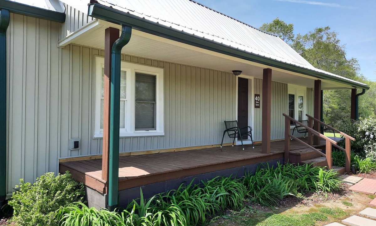 Bradford House | Charming 2-bedroom farmhouse in the country -Bradford with AC, WiFi