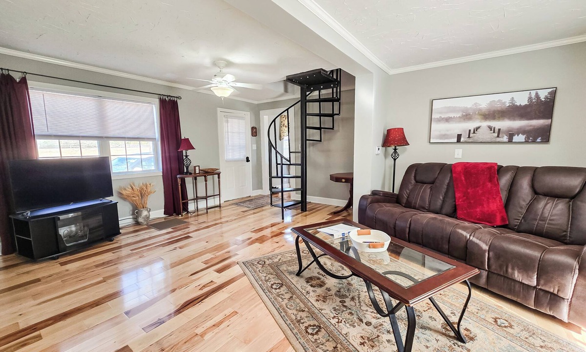 Lemon Springs House | Charming 2-bedroom farmhouse in peaceful Cameron farm with WiFi.