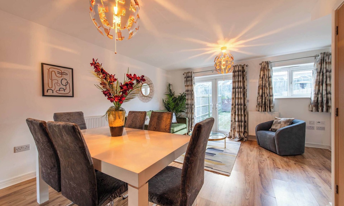 Gravesend House | Charming 2-Bedroom House in Northfleet