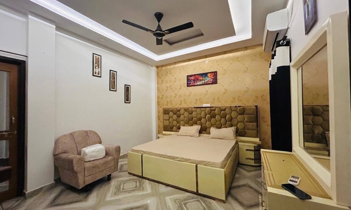 Allahabad House | Charming 2-bedroom house in welcoming Prayagraj with AC, WiFi On main road.