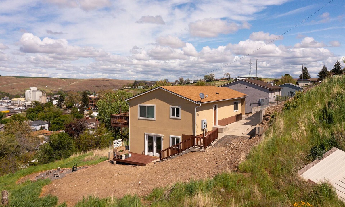 Pendleton House | Charming 2-bedroom house atop Main Street