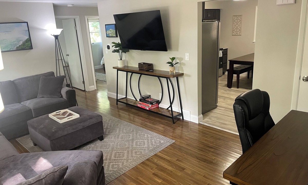 Lewiston House | Charming 2-bedroom house near Artpark in the Village of Lewiston