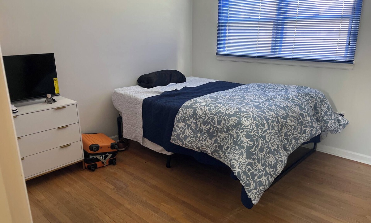DeWitt House | Charming 2-bedroom house with AC, WiFi in Syracuse