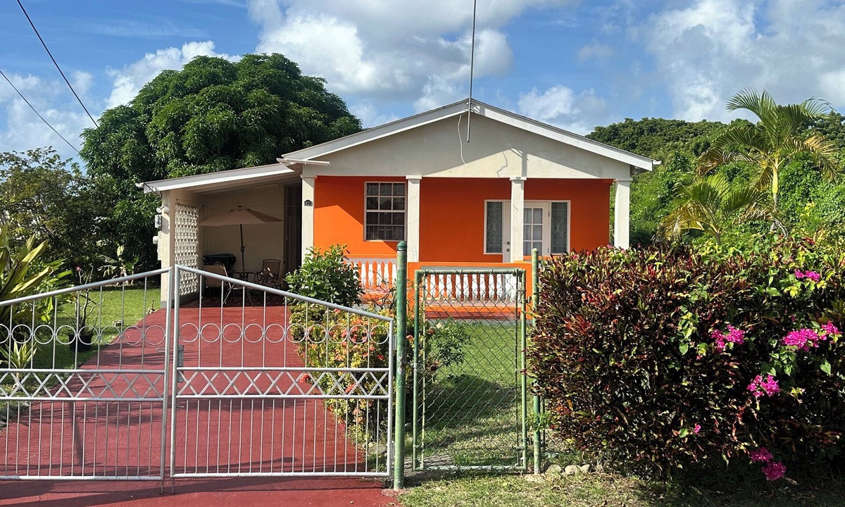Douglas House | Charming 2-bedroom house on fabulous West Coast with AC, WiFi
