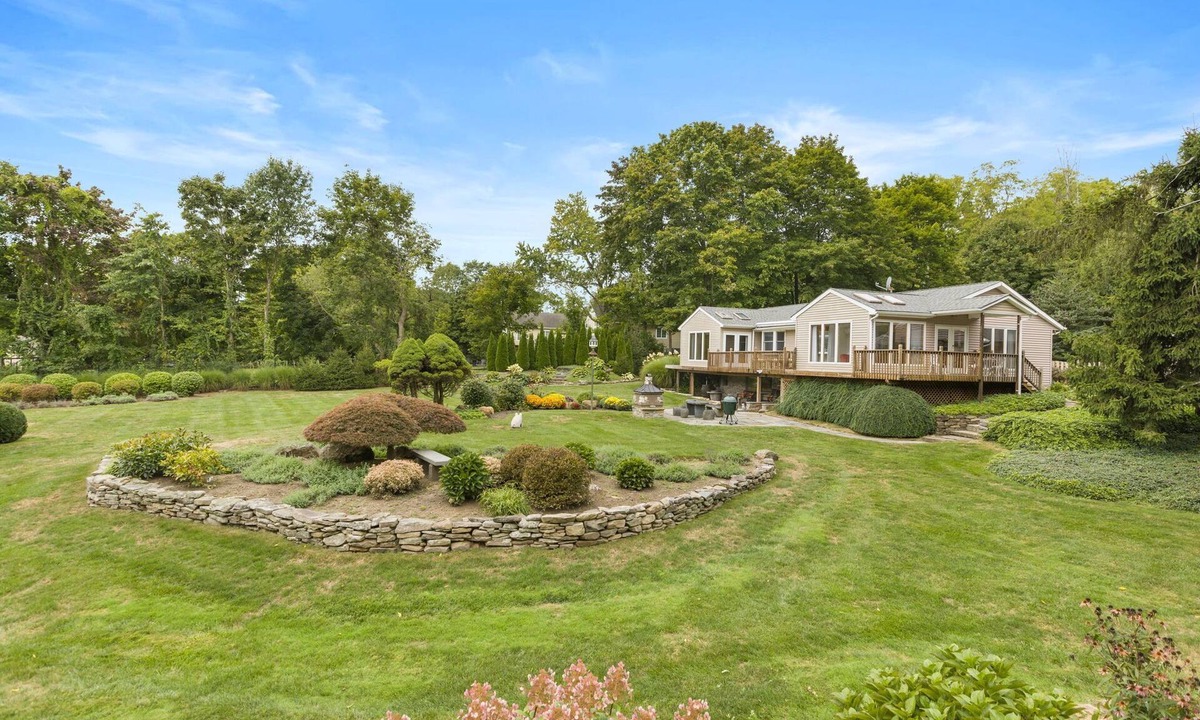Chester House | Charming 2-bedroom house on 2 dog friendly landscaped acres in lovely Chester