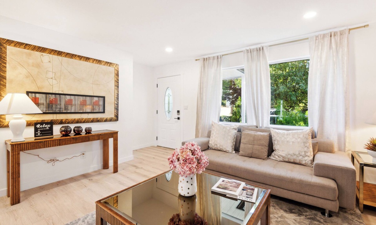 Burien House | Charming 2-bedroom house in wonderful Burien with 500mbps speed WiFi,