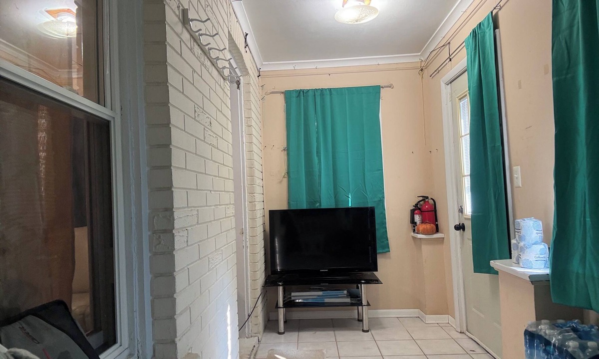 Hopelawn House | Charming 2-bedroom house with fitness room and AC in pleasant Edison