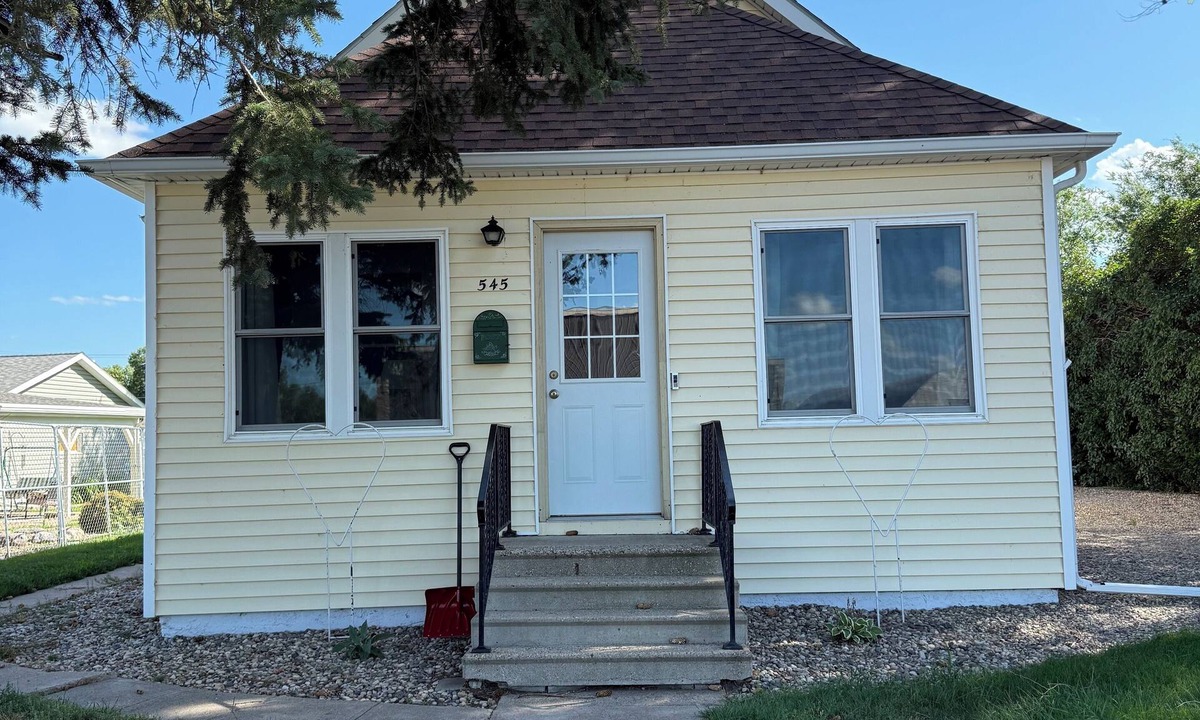 Harvey House | Charming 2-bedroom house in picturesque Harvey with AC