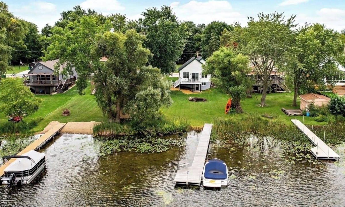 West Bend House | Charming 2-bedroom Lake House in West Bend