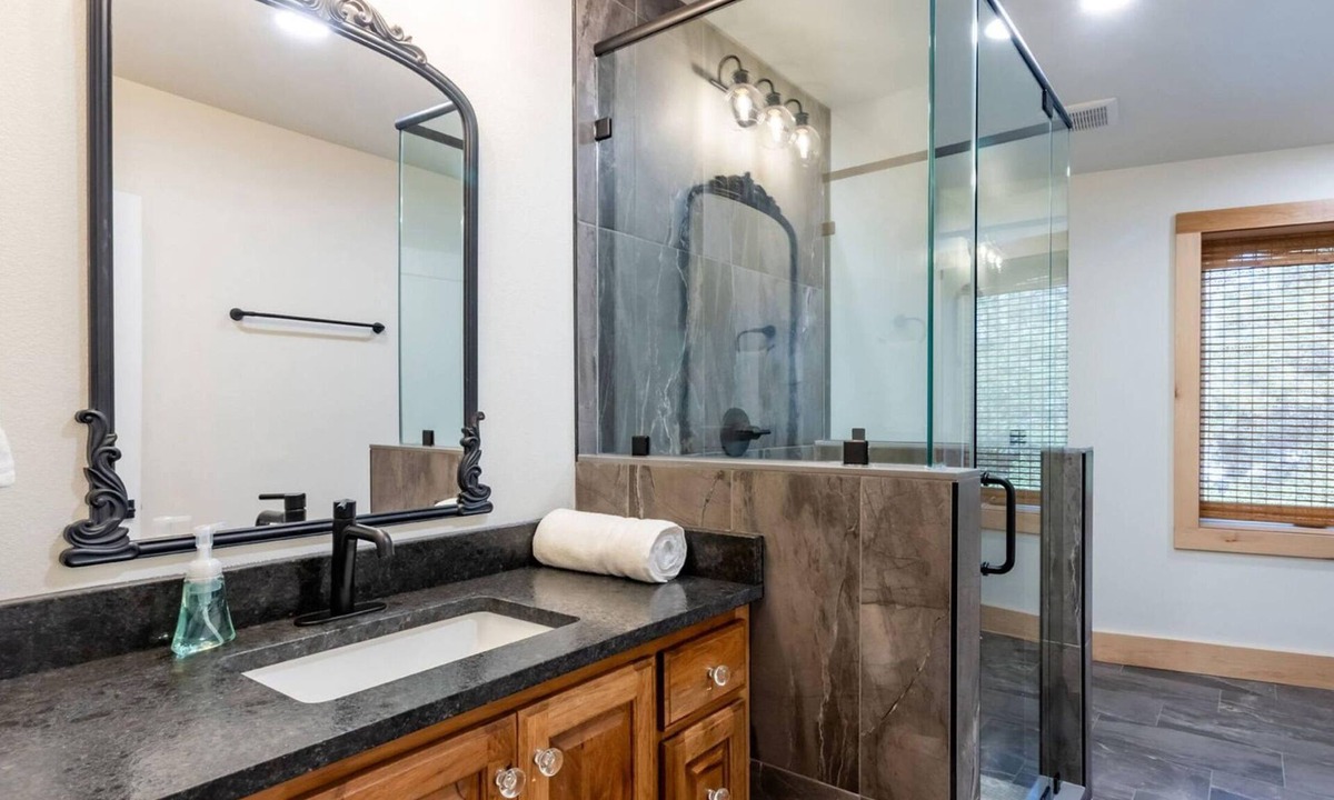 Jay House | Charming 2-bedroom Loft with AC, WiFi in lovely Jay