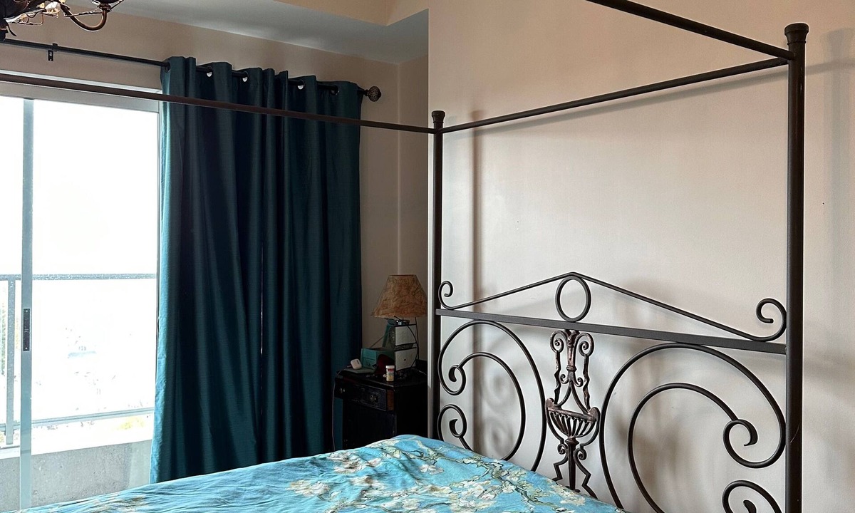 Centretown West Condo | Charming 2-Bedroom Penthouse, Steps to Dow's Lake & Little Italy's Best