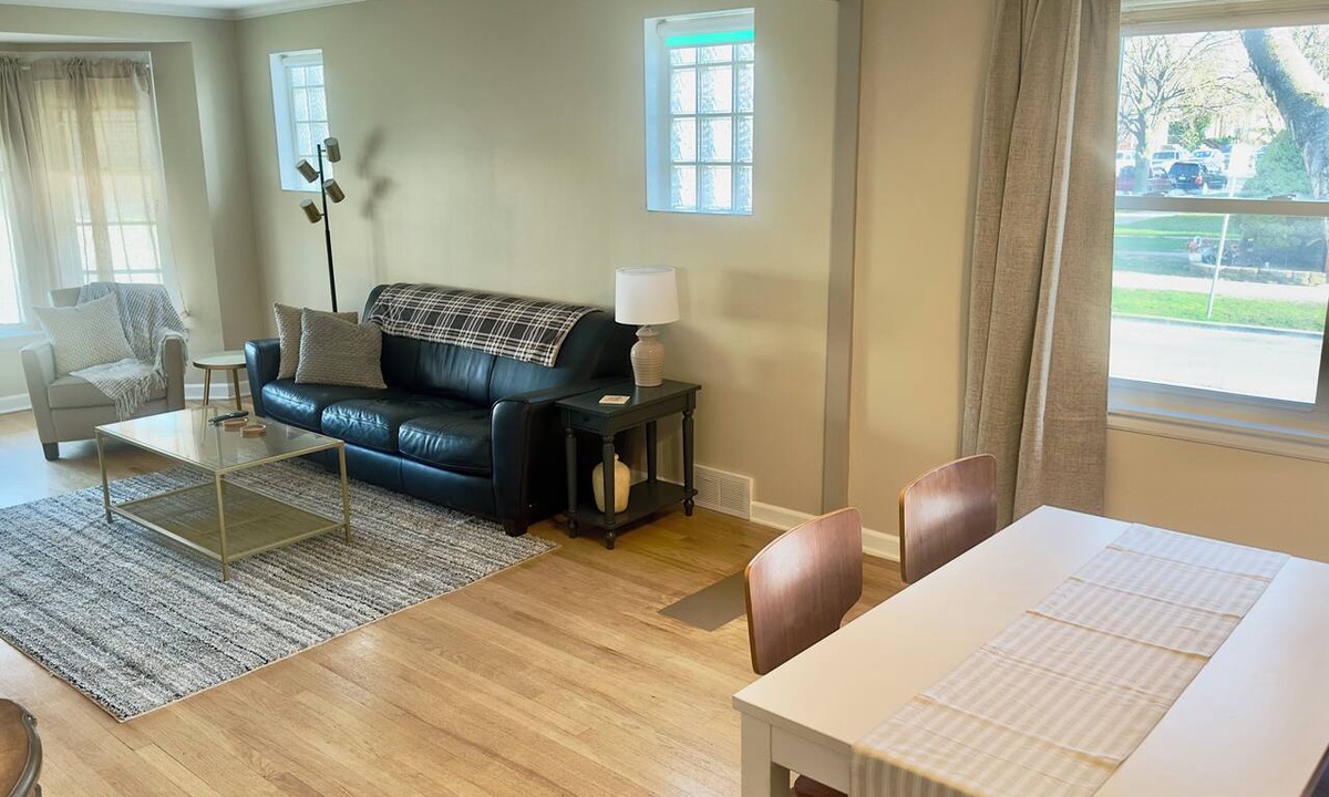 Jefferson Park Apartment | Charming 2-bedroom residence in Jefferson Park, Chicago!