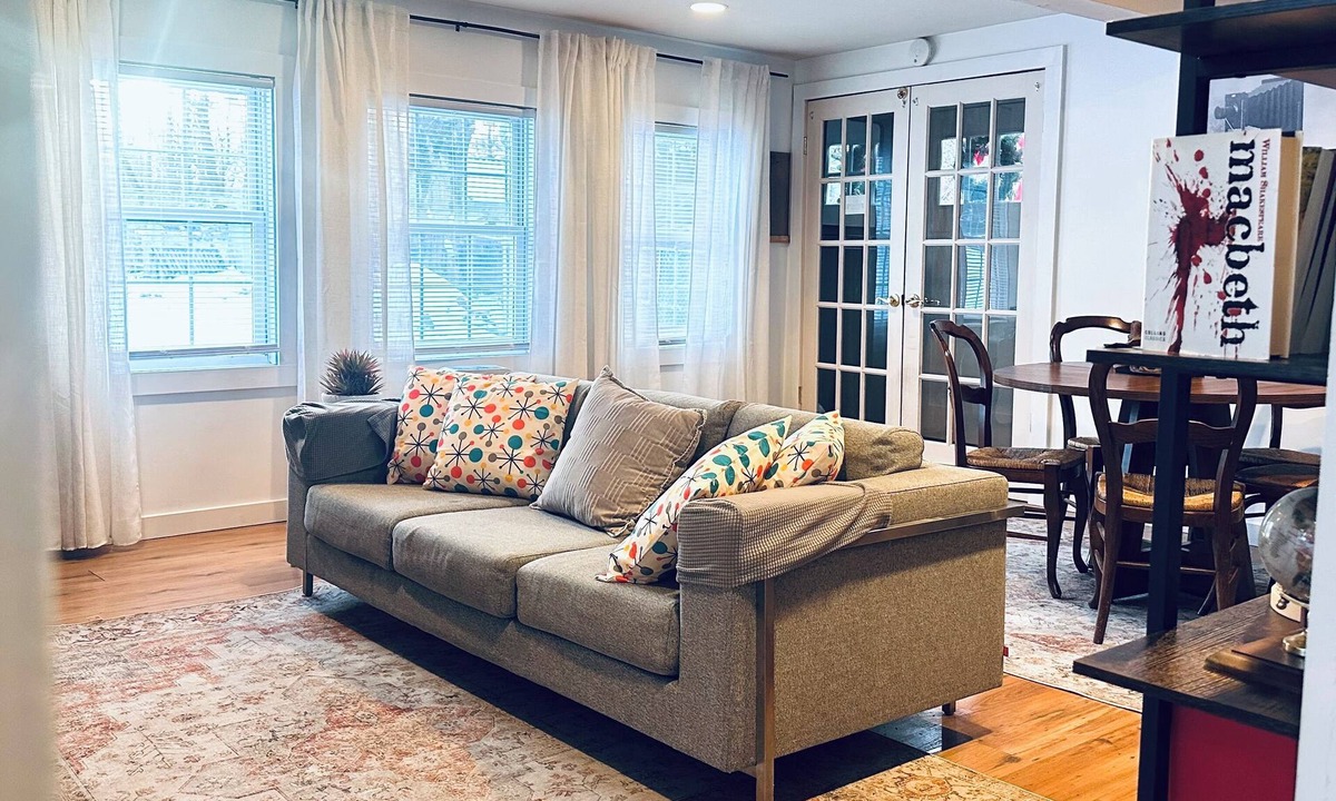 Kingston House | Charming 2-bedroom farmhouse with WiFi and AC in fabulous Bloomington