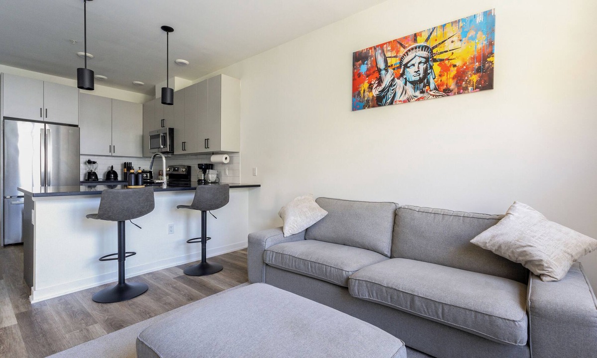 Communipaw Condo | Charming 2-bedroom condo with AC, fitness room in wonderful Jersey City