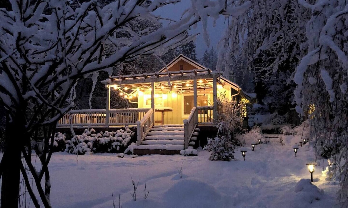 Hobart Cottage | Charming 2-Bedroom River Cottage With Cedar River Trail Access in Maple Valley