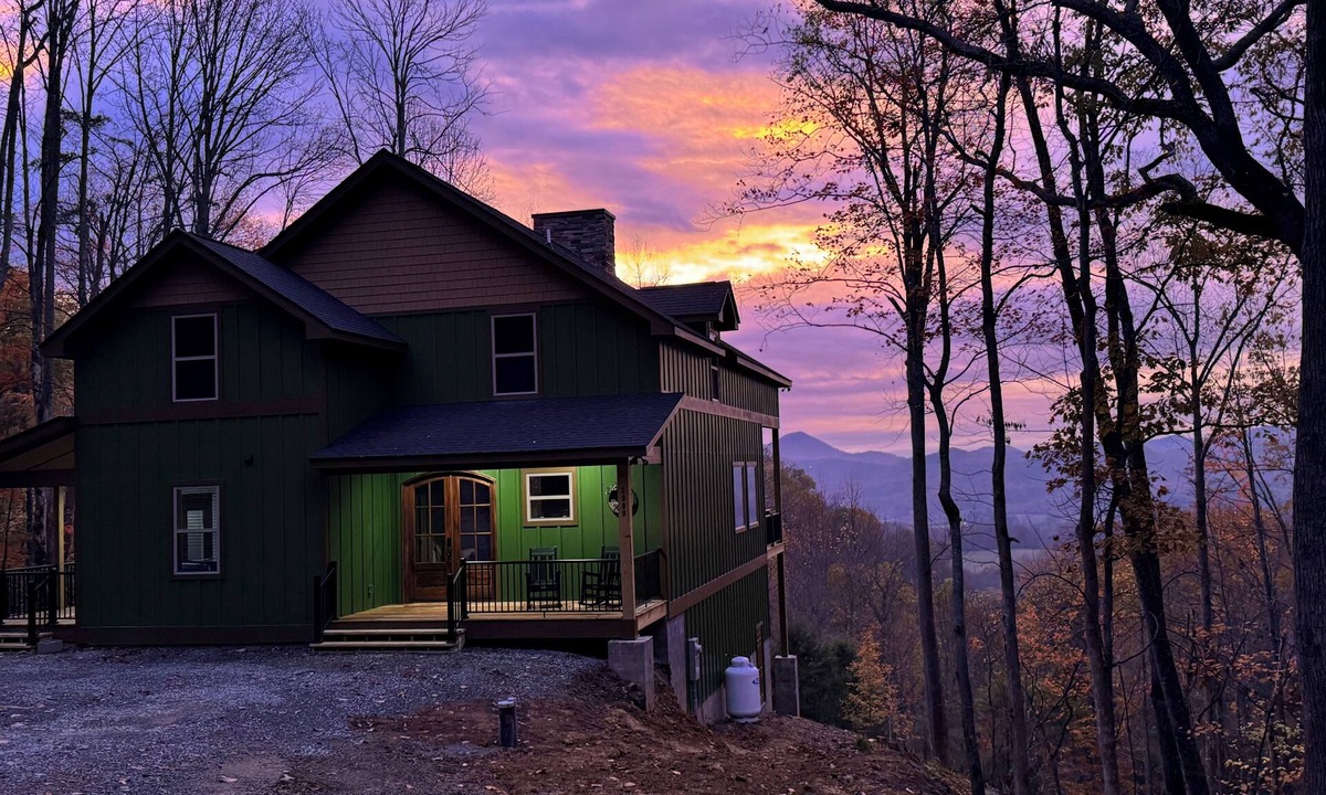Smoky Mountains Cabin | Charming 2-bedroom cabin in gorgeous Sevierville with AC, WiFi