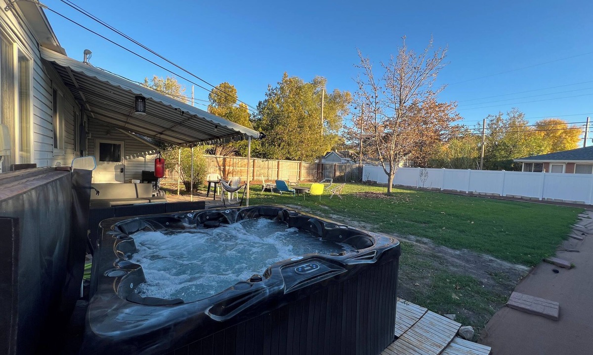 South Salt Lake House | Charming 2-bedroom house with WiFi, a hot tub and 30 min away from adventure.