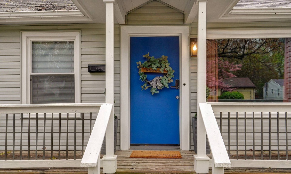 Springfield House | Charming 2 bedroom house n Springfield, MO Near Mercy Hospital, Bass Pro, & MSU