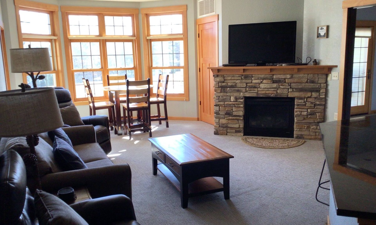 Three Lakes Condo | Charming 2-bedroom condo with AC, WiFi in superb Three Lakes