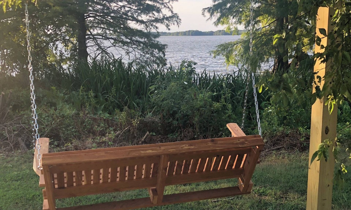 Samburg Cottage | Charming 2-bedroom waterfront cottage on Reelfoot Lake in Samburg, TN