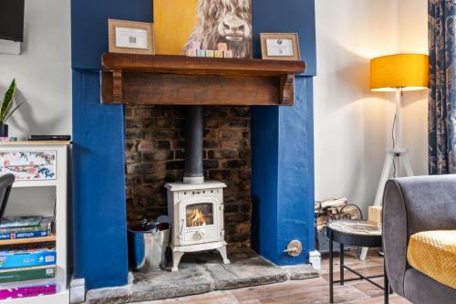 Stonehouse House | Charming 2-BR Cottage in Stonehouse with Courtyard Garden and Log Fire