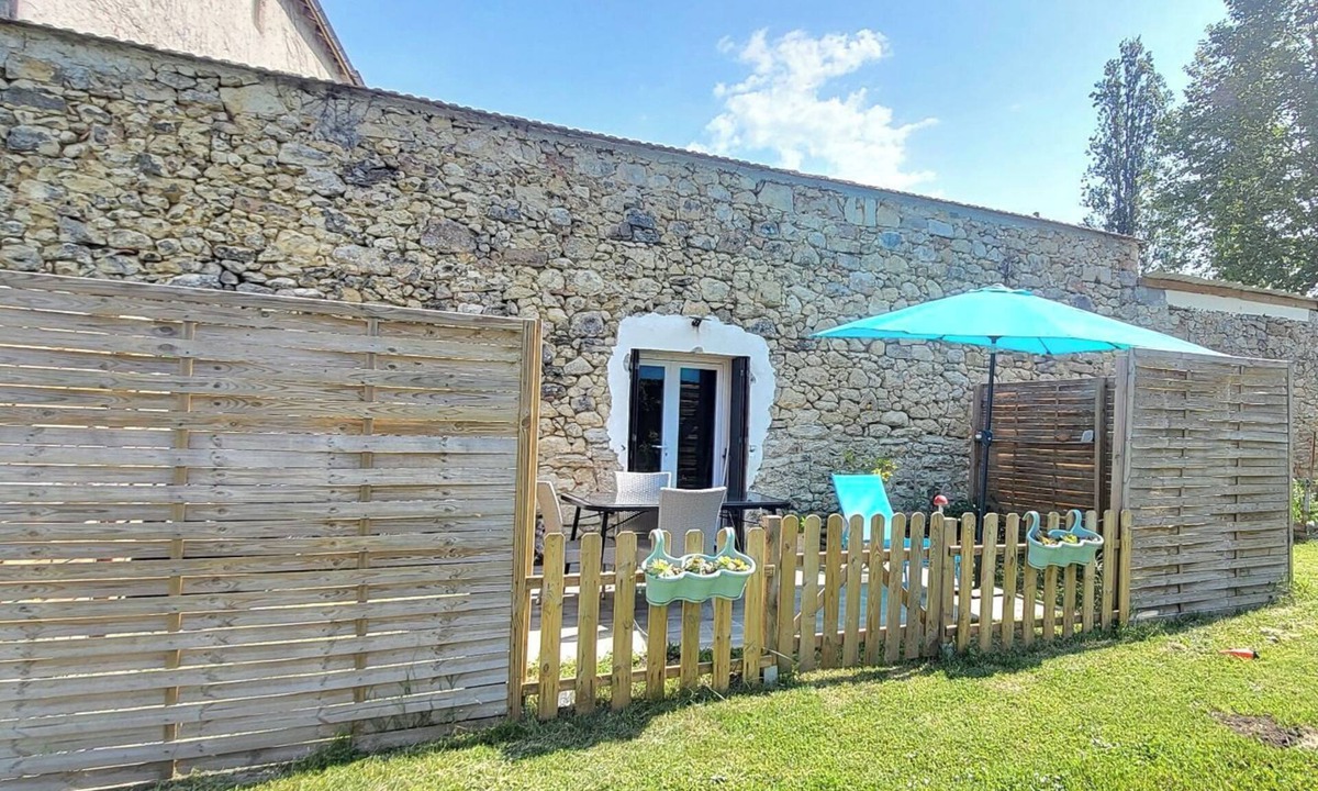 Mazeres Apartment | Charming 2-person studio. Access to swimming pool, pets allowed under certain conditions.