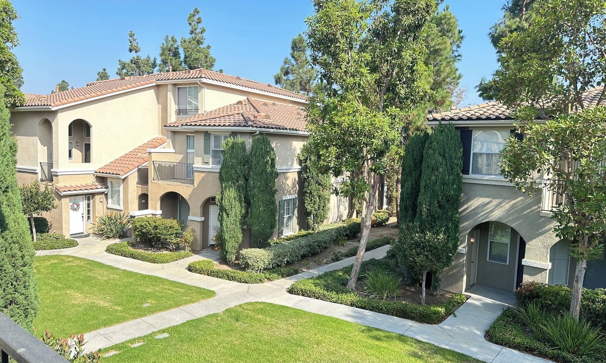 Oak Creek House | Charming 2B&3B townhome in Oak Creek Irvine