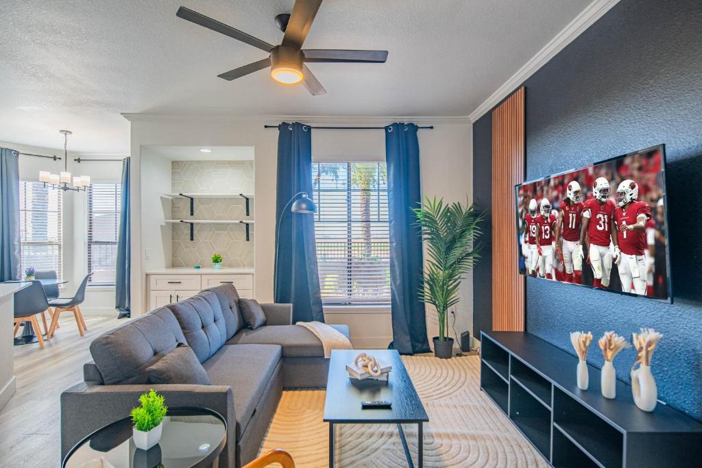 Glendale Sports and Entertainment District Apartment | Charming 2B King Bed with Pool Hot Tub, Gym, Parking