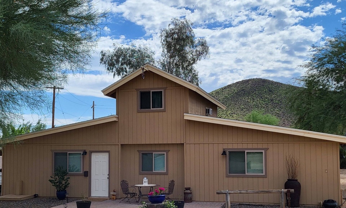 Glendale House | Charming 2BD/1 BA farmhouse on 2.5 acres w/mountain views in fabulous Glendale