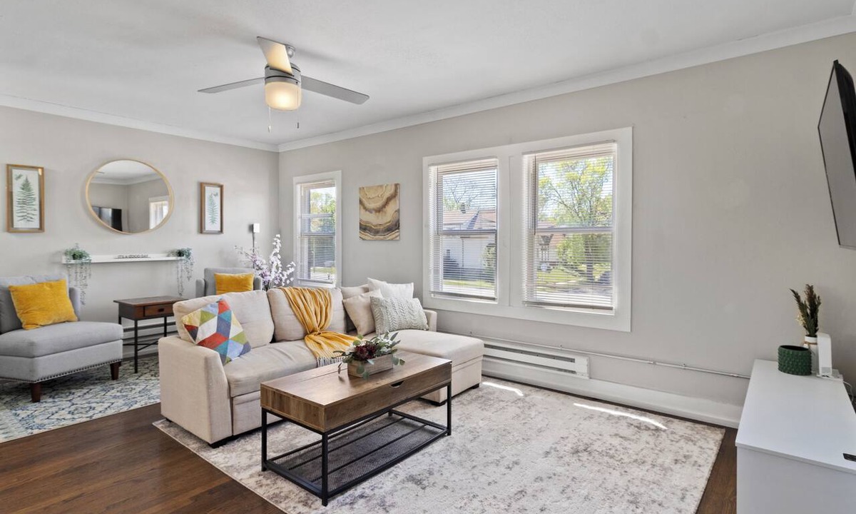 North Milwaukee Apartment | Charming 2BD W/Parking 15 Mins from Downtown