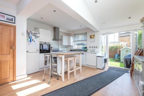 Trinity House | Charming 2BDR Terraced House with Garden Wimbledon