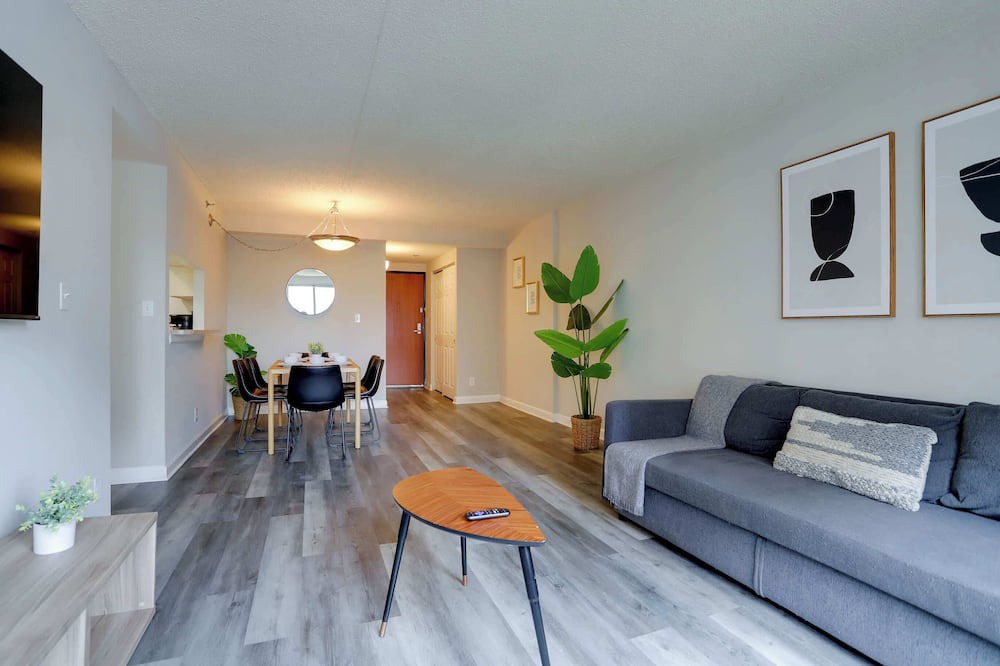 Crystal City Apartment | Charming 2BR Apt in Great Location