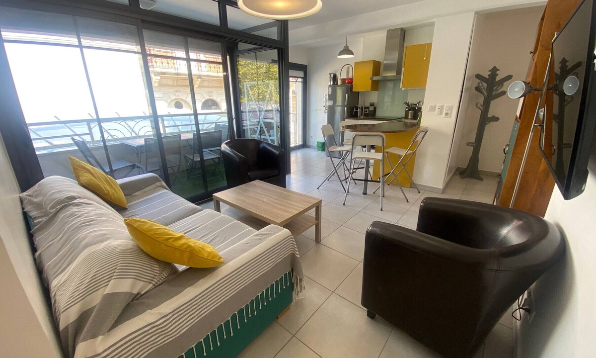 Arcachon Apartment | Charming 2BR in Central Arcachon with Parking, WiFi & Balcony