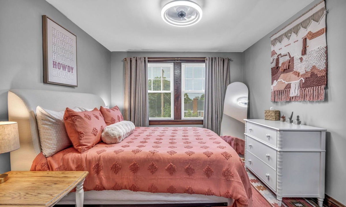 Shaker Heights Apartment | Charming 2BR Top Floor Retreat Near Cleveland Clinic & Downtown