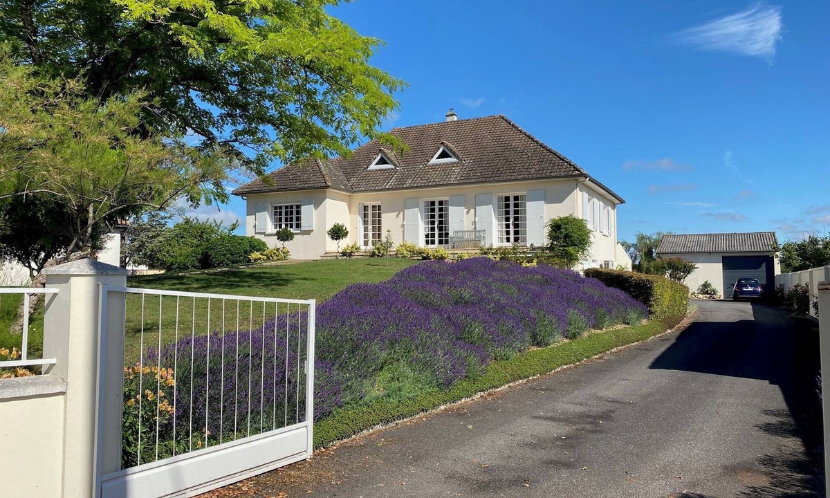 Couture-dArgenson House | Charming 3-bedroom house with WiFi in Couture-D’argenson