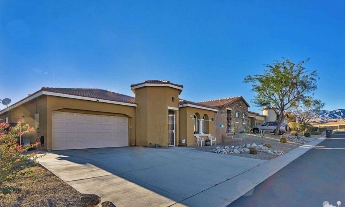 Skyborne House | Charming 3-bedrm house 2 1/2 bath 2 car garage in Desert gated community.