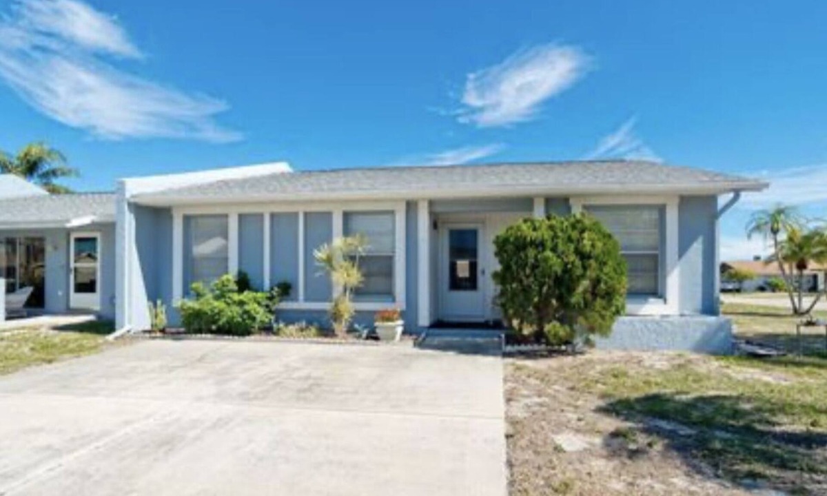 Bradenton Villa | Charming 3 bd 2 ba villa in cool Bradenton. WiFi AC laundry lanai community pool