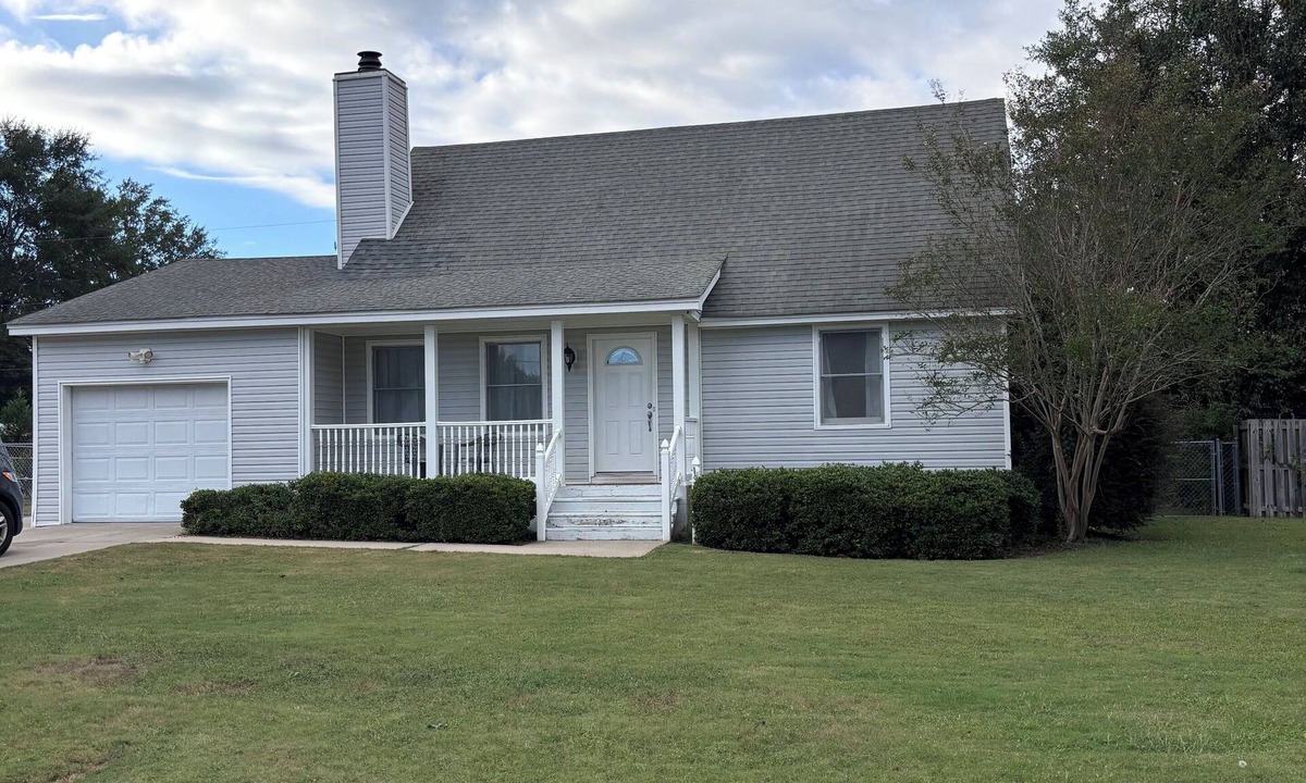 Aiken House | Charming 3 bed 2.5 bath. Family & pet friendly. Close to horse & golfing events.