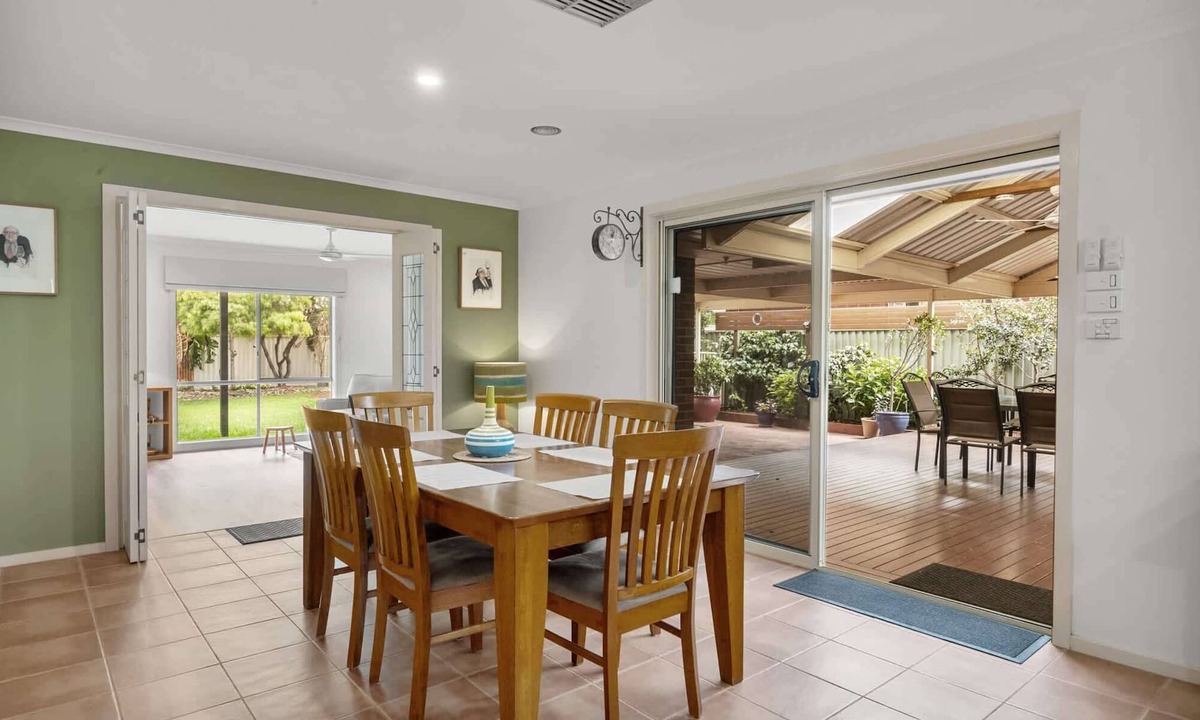 Werribee House | Charming 3-Bed Family Home with Amazing Garden
