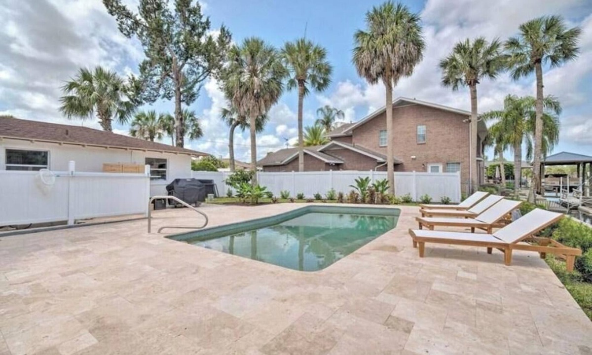 Springs at Kings Bay House | Charming 3-bedroom waterfront house with dock in Crystal River