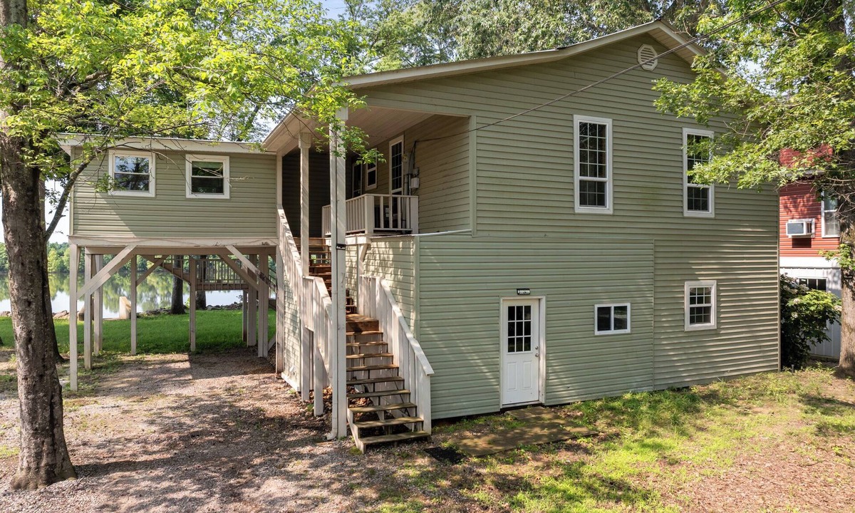 Morris Chapel Cabin | Charming 3-bedroom Tennessee River cabin with WiFi, AC & dock near Savannah, TN
