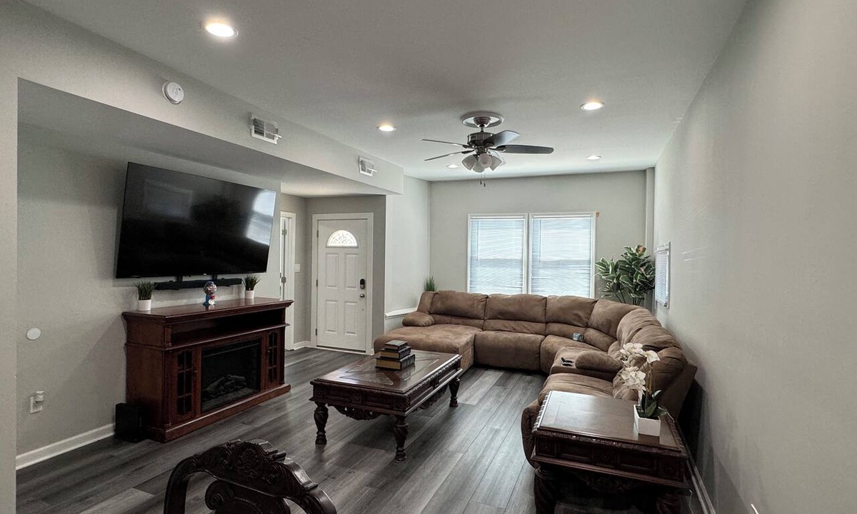 Ocean Gate Apartment | Charming 3 Bedroom, 1 Bath, Ground floor, 2 blocks from Ocean Gate Beach